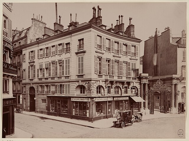 Photo of a spacious street corner in Paris from 1910